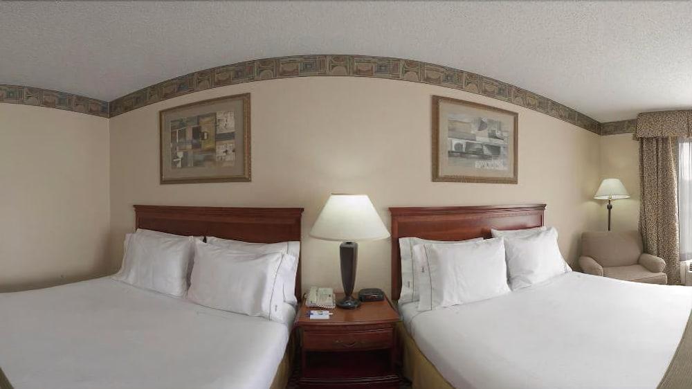 Holiday Inn Express Hotel & Suites Forest By Ihg Екстериор снимка