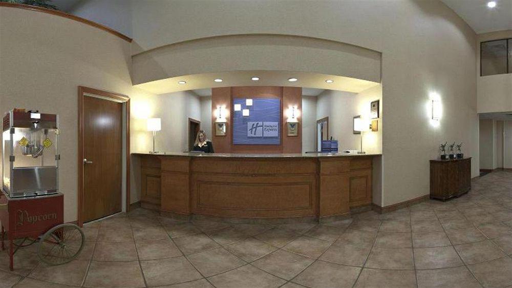 Holiday Inn Express Hotel & Suites Forest By Ihg Екстериор снимка