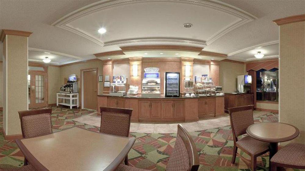 Holiday Inn Express Hotel & Suites Forest By Ihg Екстериор снимка