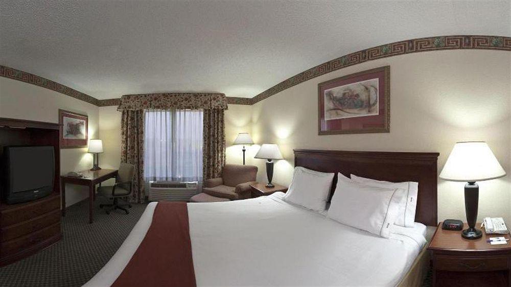 Holiday Inn Express Hotel & Suites Forest By Ihg Екстериор снимка