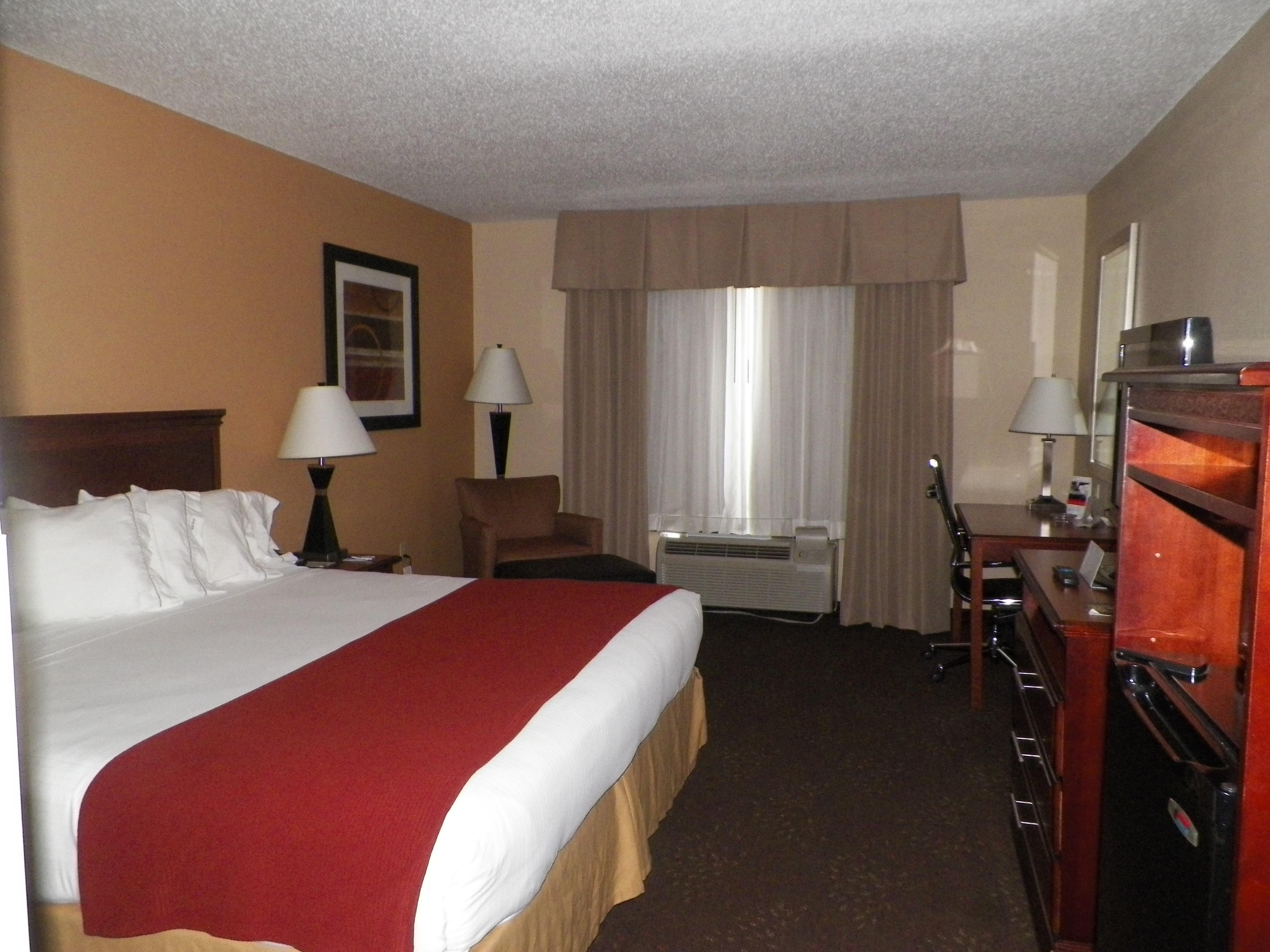 Holiday Inn Express Hotel & Suites Forest By Ihg Екстериор снимка