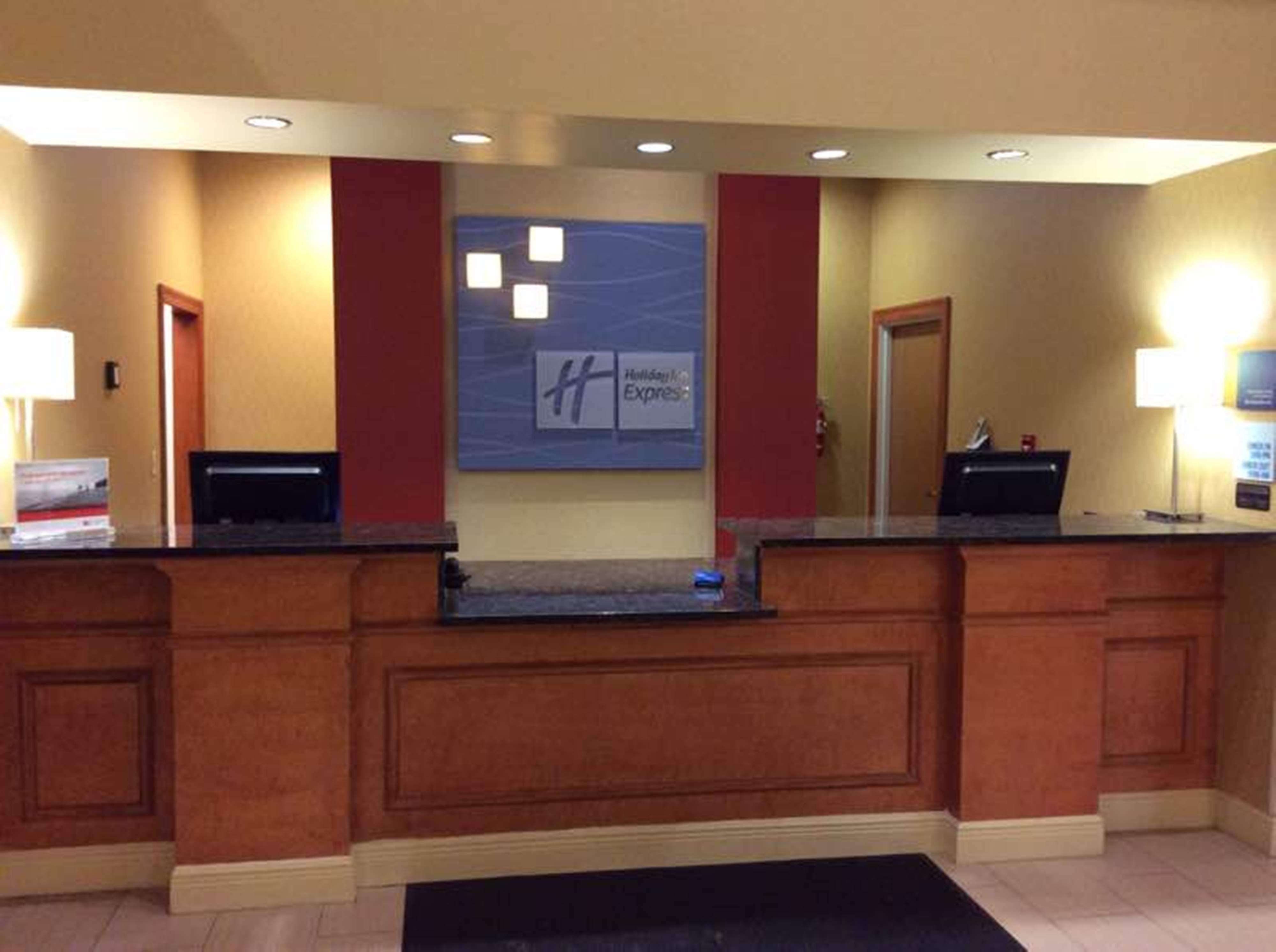 Holiday Inn Express Hotel & Suites Forest By Ihg Екстериор снимка