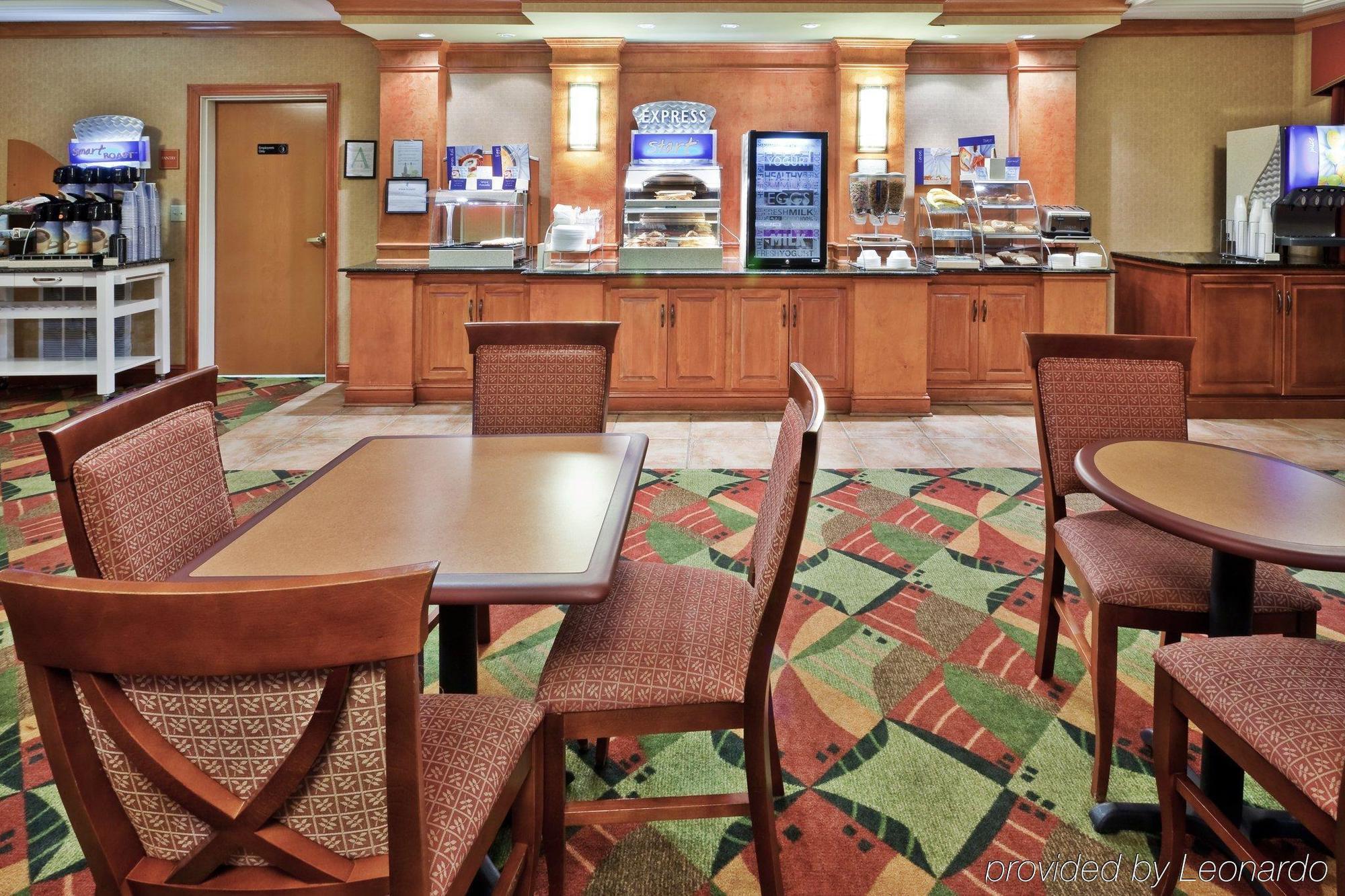 Holiday Inn Express Hotel & Suites Forest By Ihg Екстериор снимка