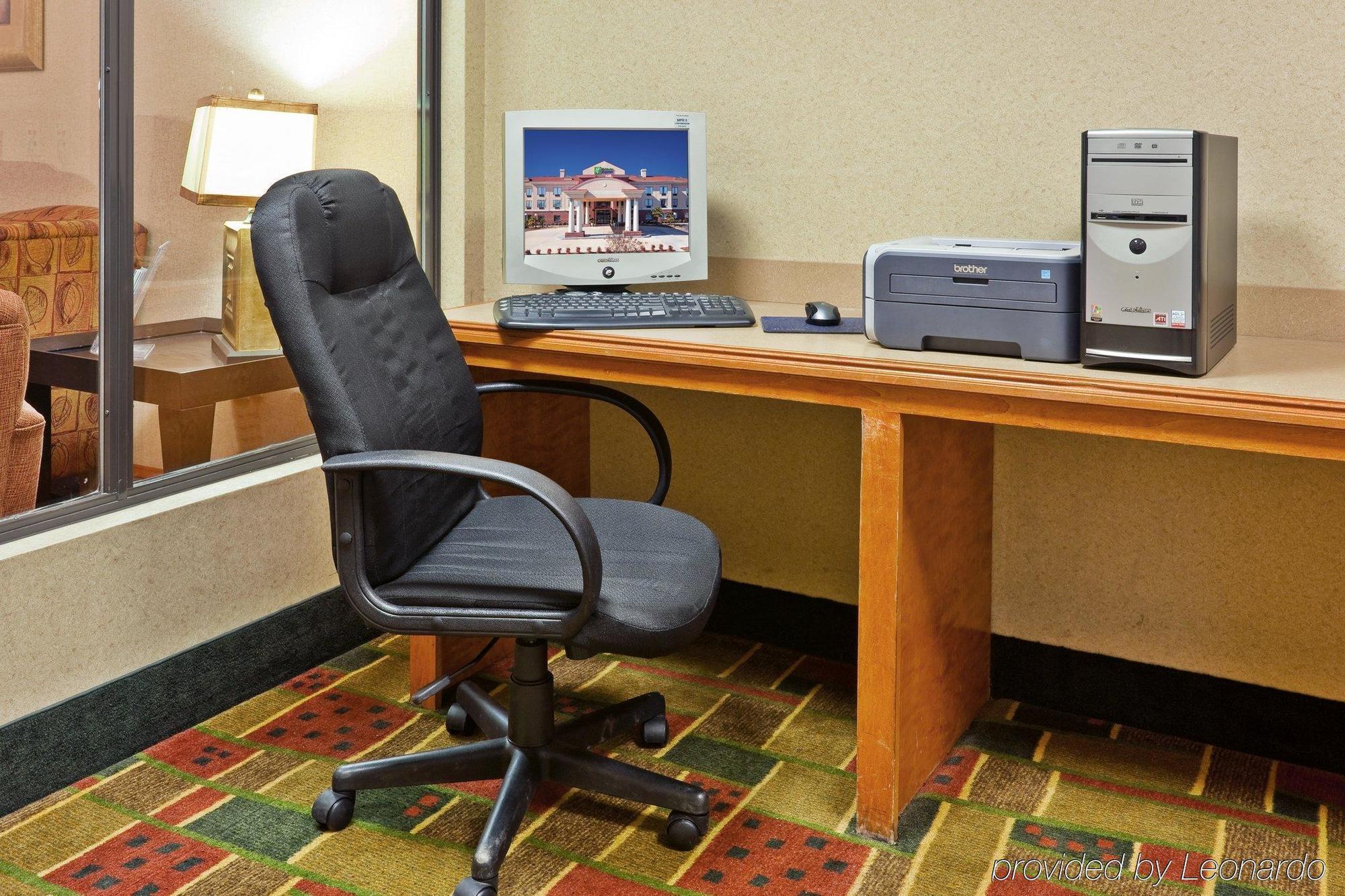 Holiday Inn Express Hotel & Suites Forest By Ihg Екстериор снимка