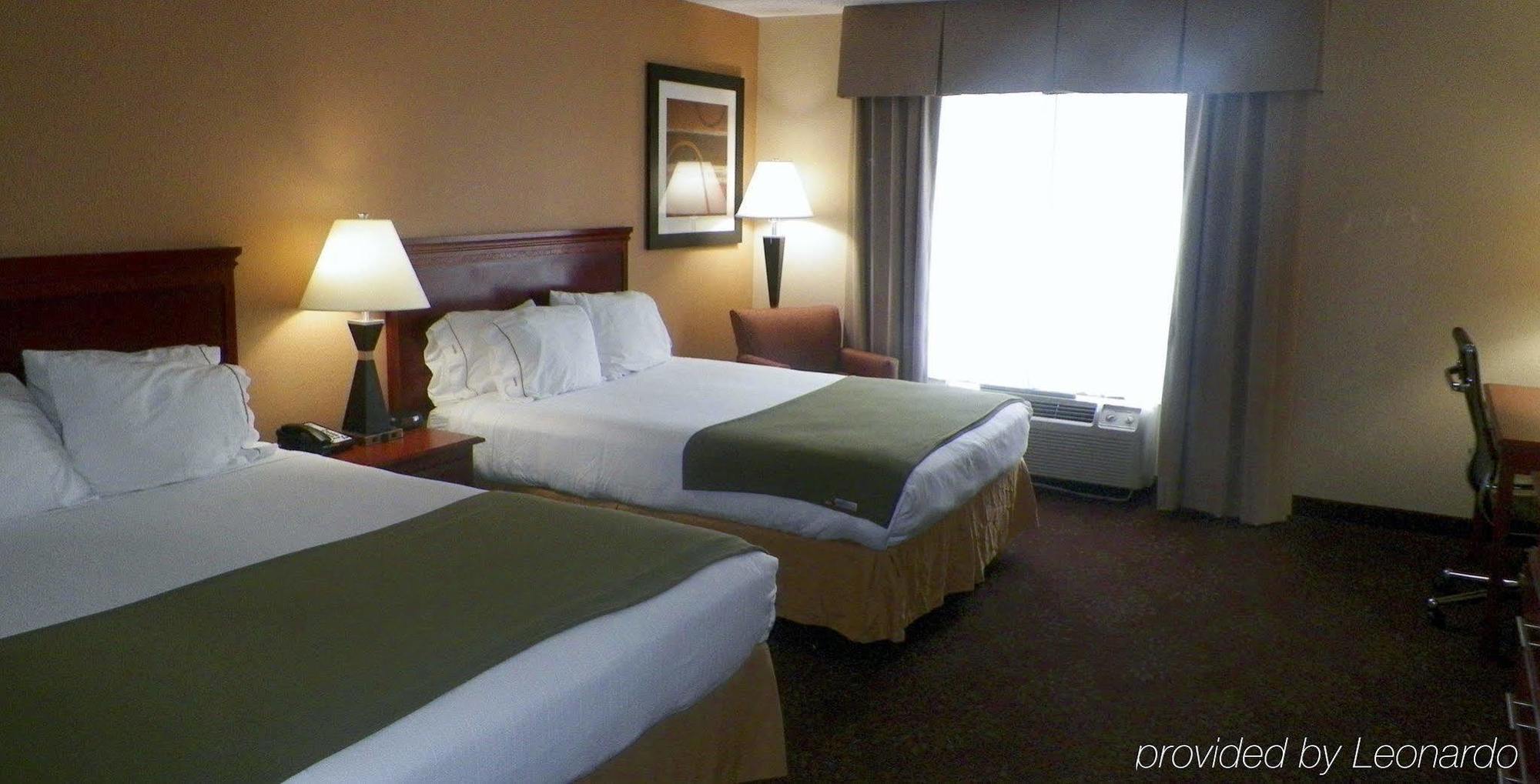 Holiday Inn Express Hotel & Suites Forest By Ihg Екстериор снимка